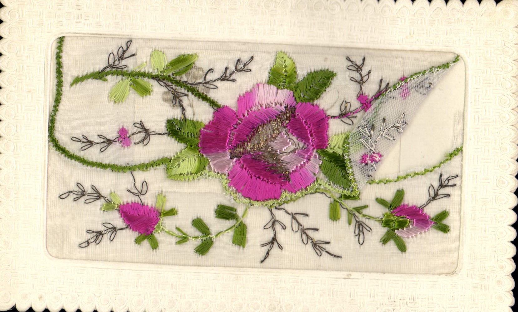 Fleur brodée — motif floral sur tissu transparent — J. S. Paris — Hérosé
