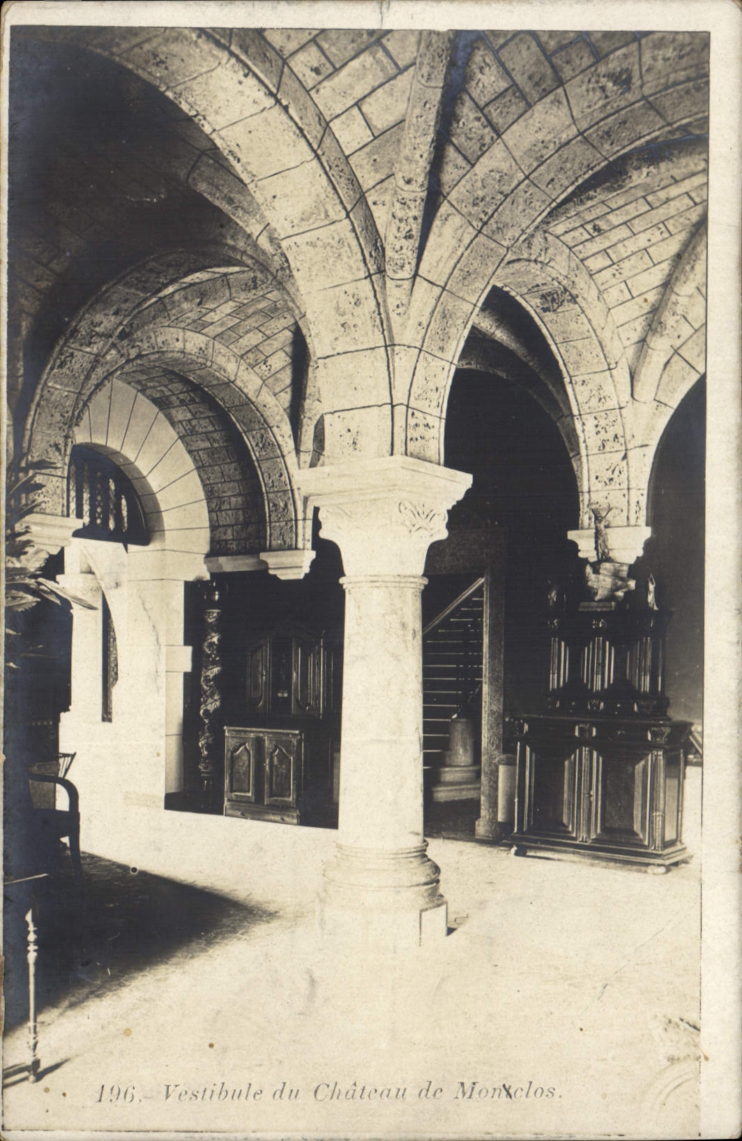 Vestibule du Château de Monxclos — vue intérieure avec voûtes et colonnes — CPA n°196