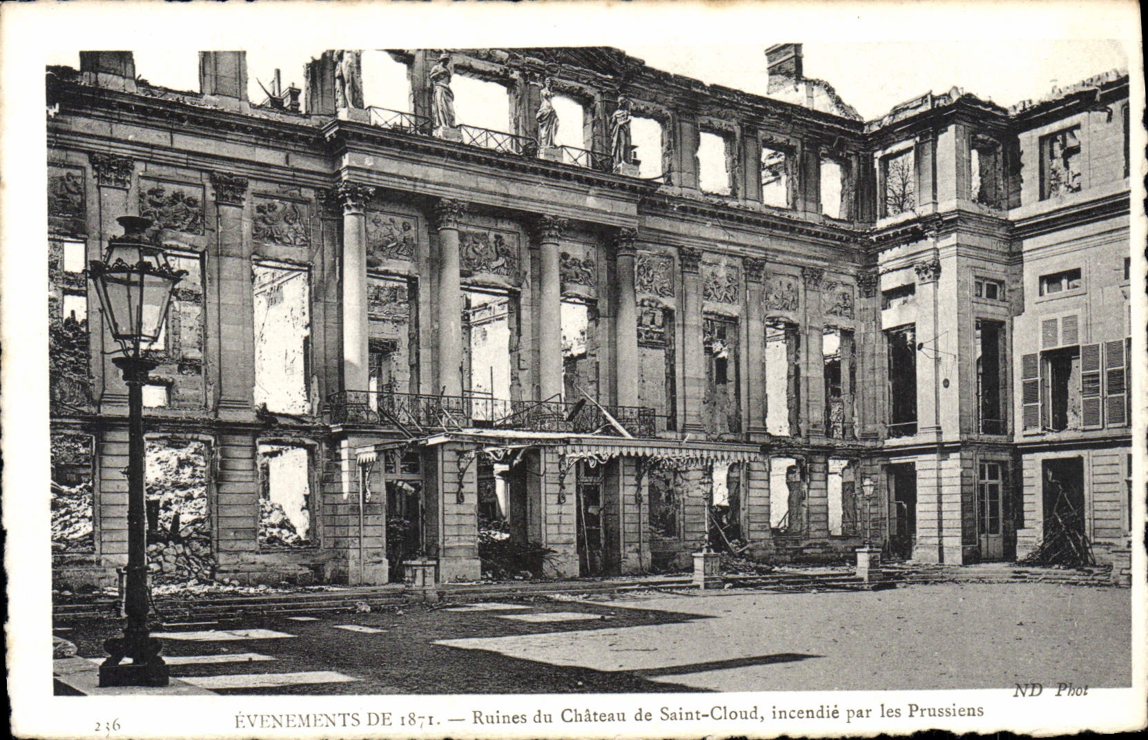 CPA Militaria Evenements de 1871 Ruines du chateau de Saint Cloud incendie par les Prussiens 