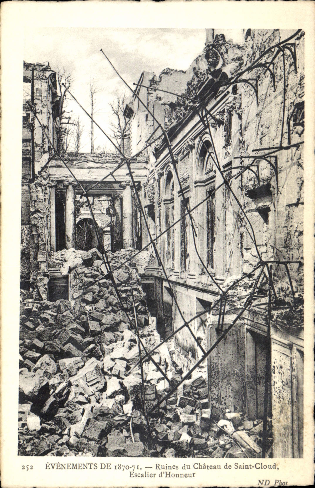 CPA Militaria Evenements de 1871 Ruines du chateau de Saint Cloud Escalier d'honneur 