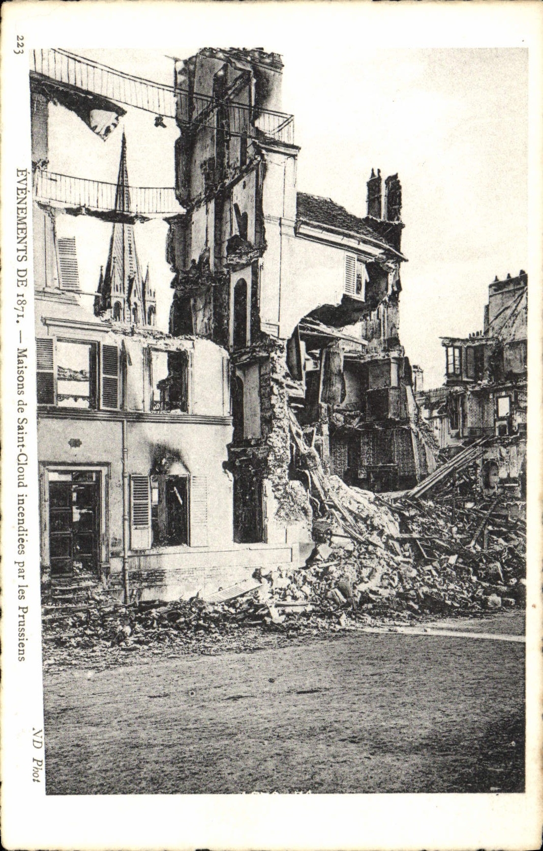 CPA Militaria Evenements de 1871 Maisons de Saint Cloud incendiees par les Prussiens 
