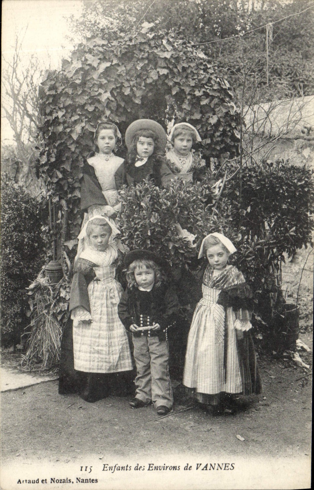 CPA Folklore Enfants des environs de Vannes 