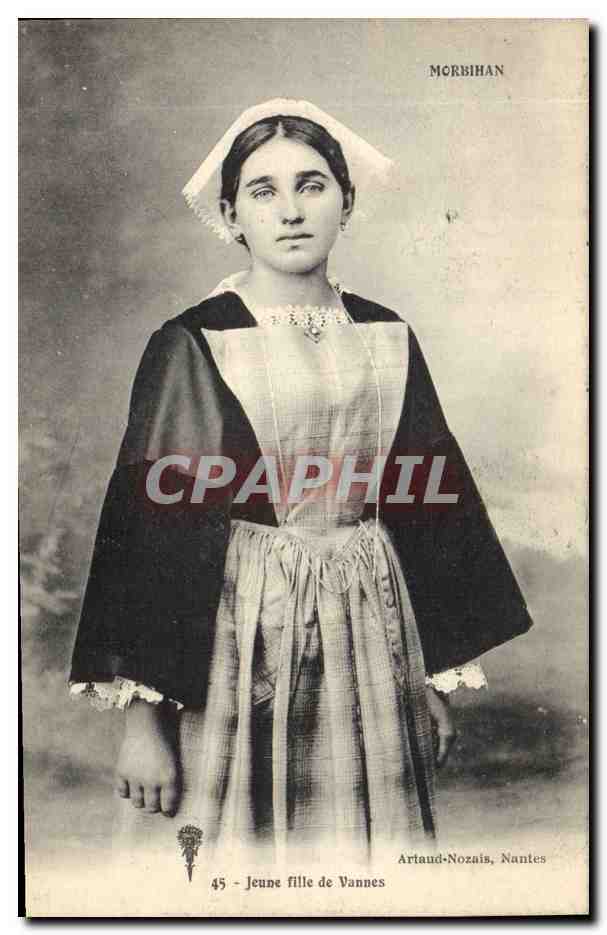 CPA Folklore Jeune fille de Vannes