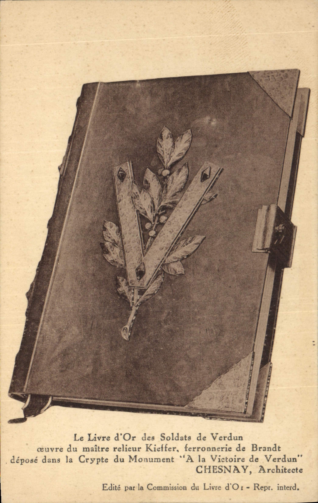 Livre d'Or des Soldats de Verdun — œuvre du maître relieur Kieffer, ferronnerie de Brandt — déposé dans la Crypte du Monument 'À la Victoire de Verdun' — CHESNAY, Architecte — Édité par la Commission du Livre d'Or — Repr. interd.