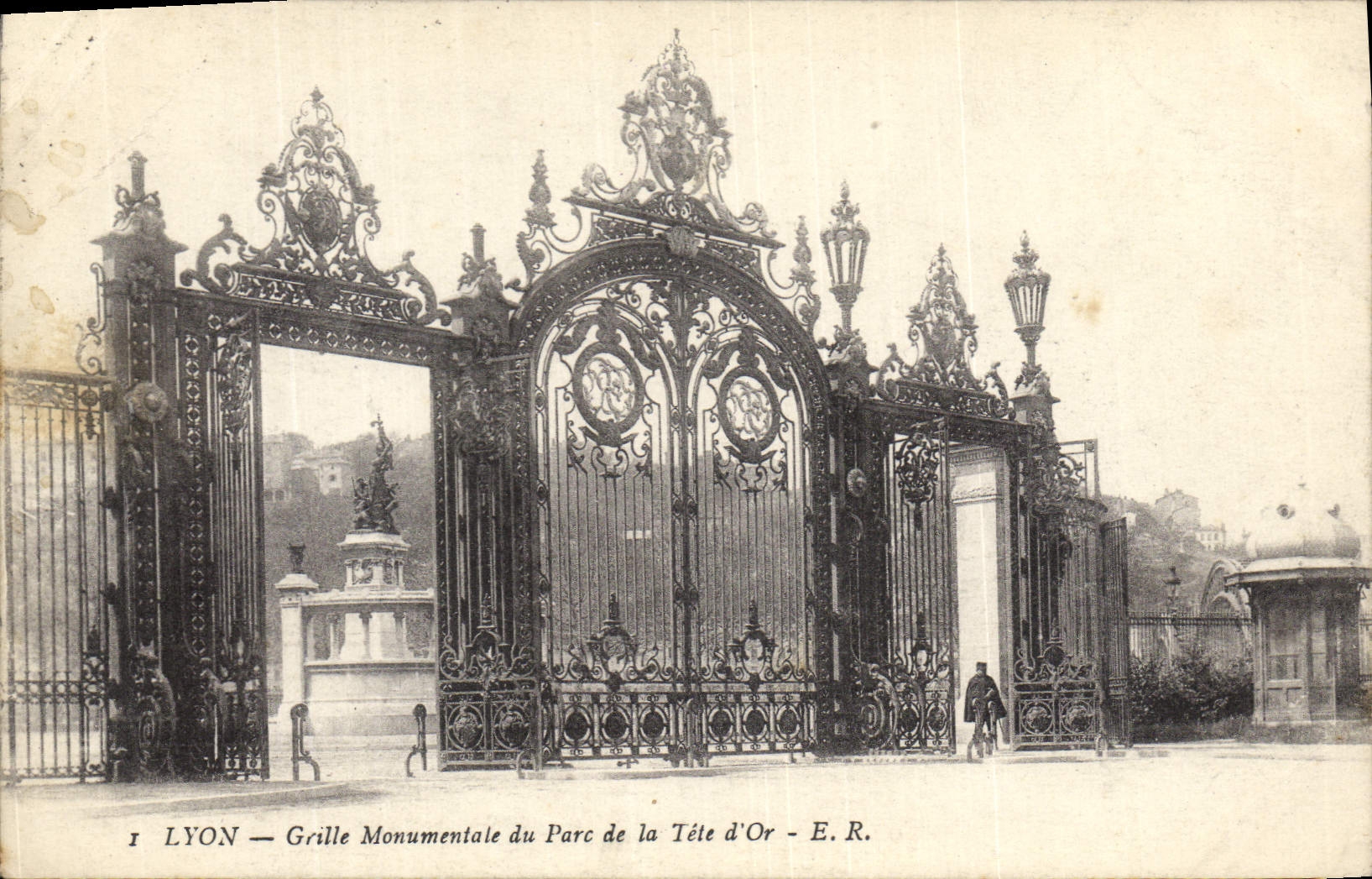 CPA Lyon Grille monumentale du Parc de la Tete d'Or 
