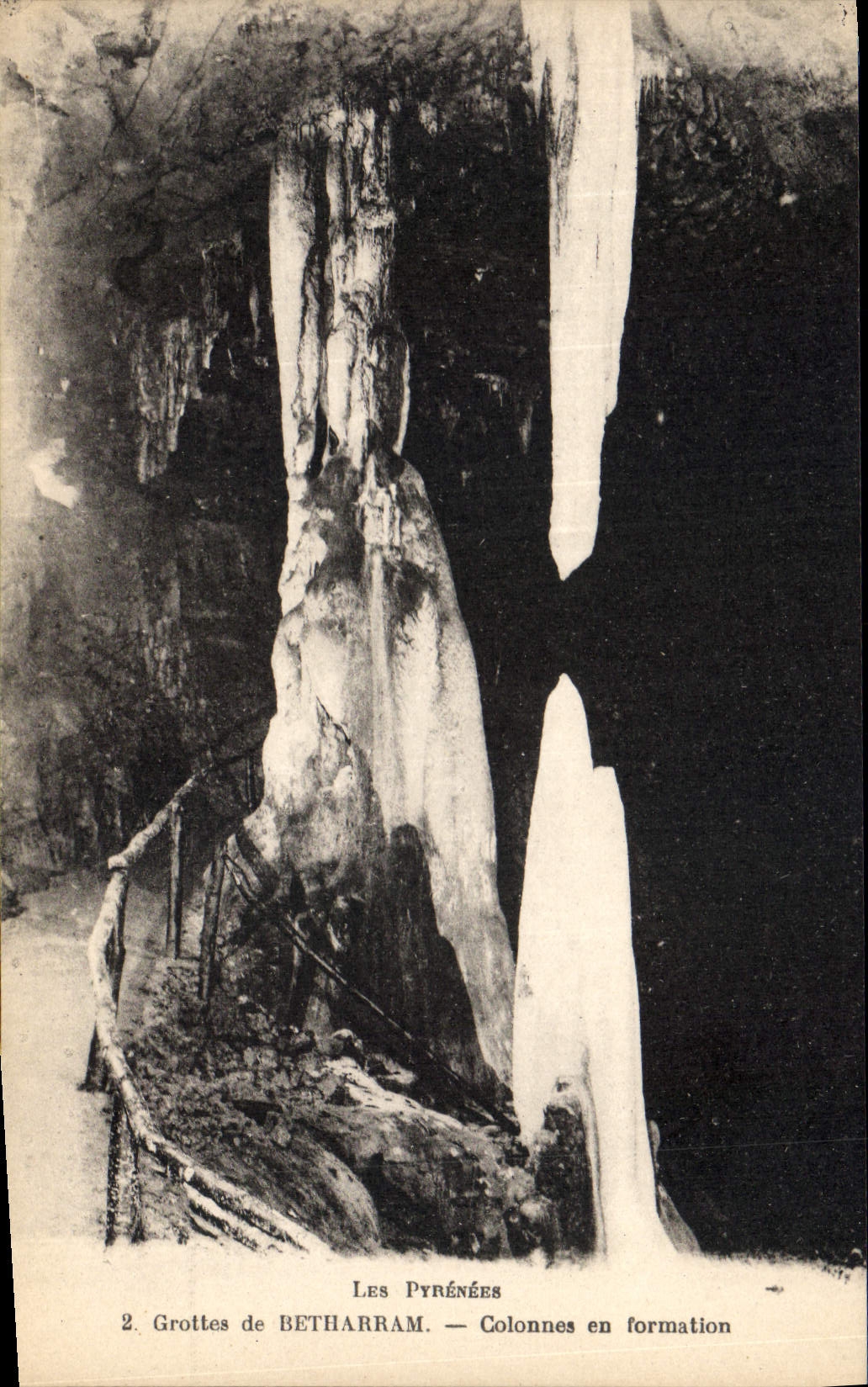 Grottes de BETHARRAM — Colonnes en formation — Les Pyrénées