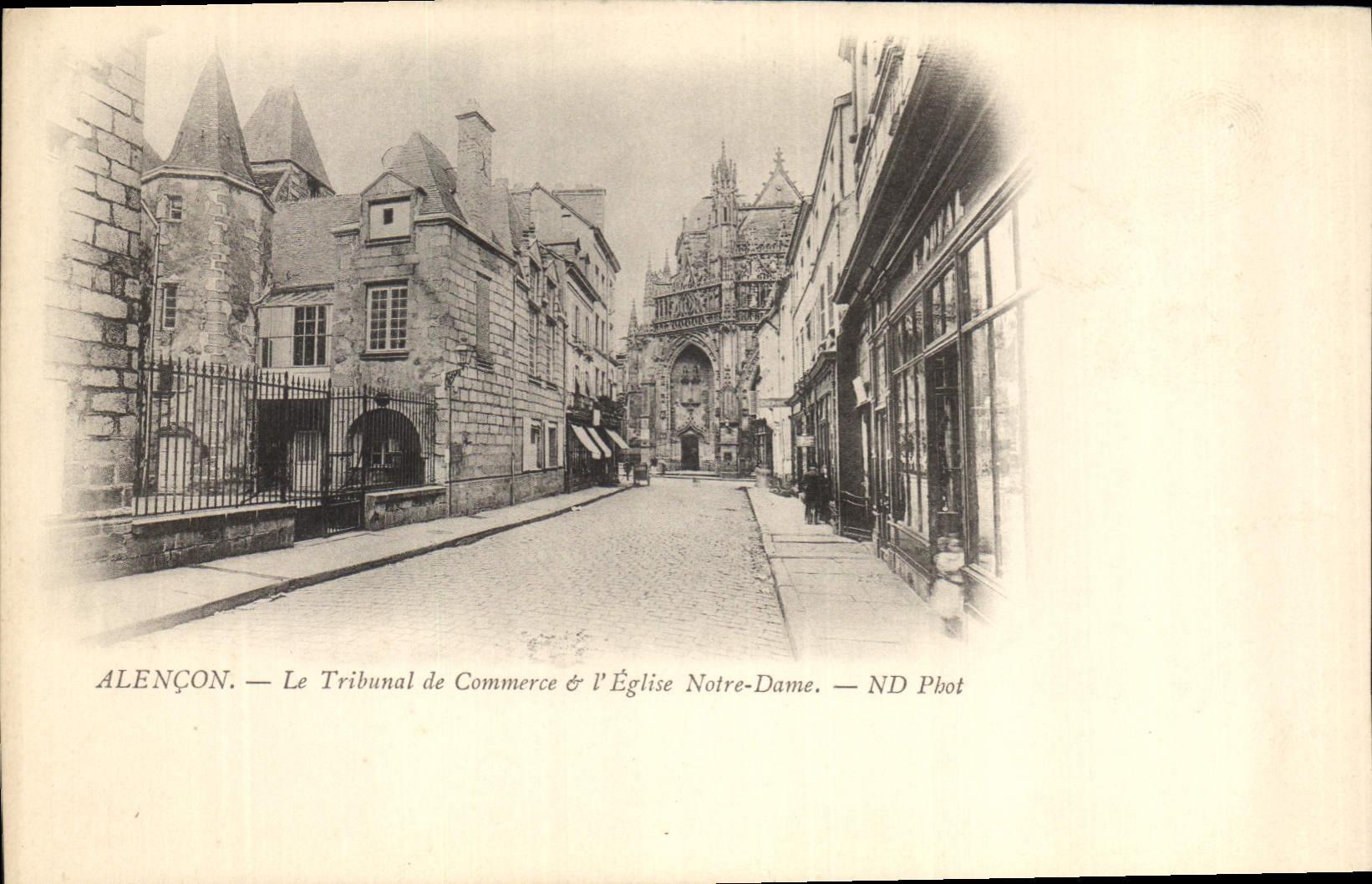 Alençon — Le Tribunal de Commerce & l'Église Notre-Dame — ND Phot
