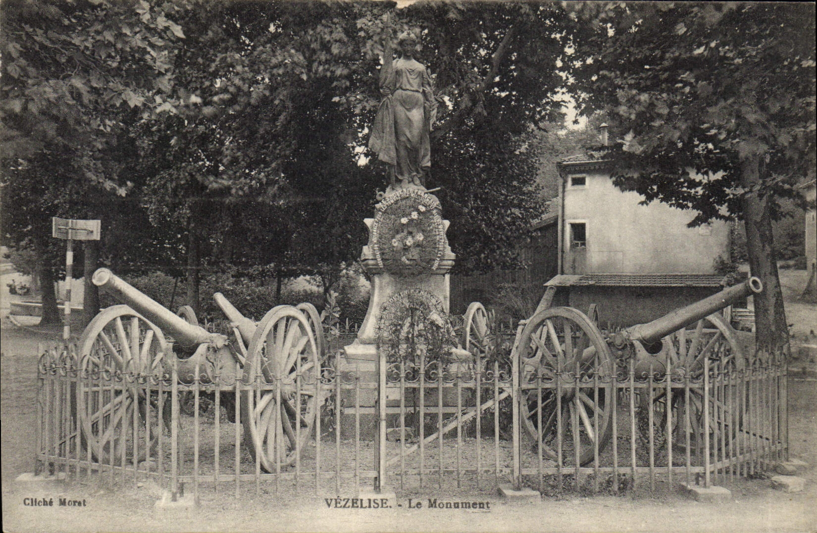 Vézélise - Der Denkmal — Statue auf Sockel mit Kanonen — Cliché Morat