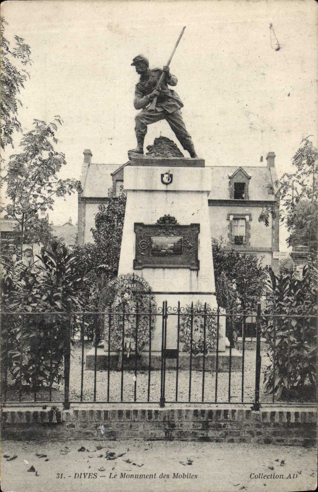 Dives — Le Monument des Mobiles — Souvenir Français, Paris