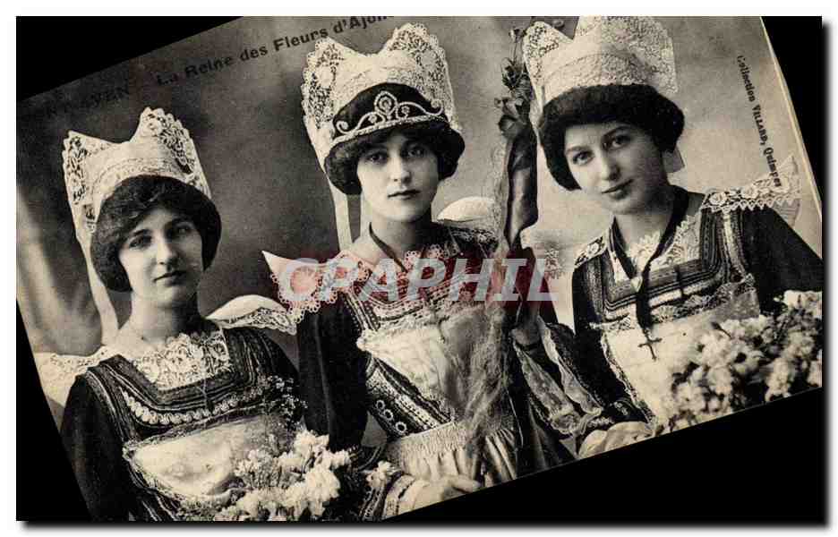 CPA Folklore Pont Aven La reine des fleurs d'ajoncs et ses demoiselles d'honneur