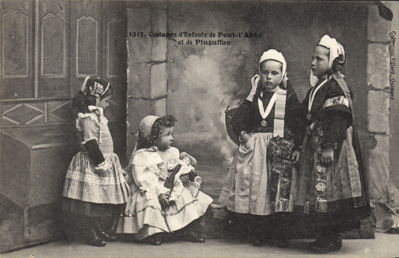 CPA Folklore Costumes d'enfants de Pont L'Abbe et de Pluguffan