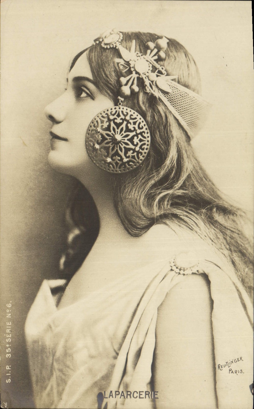Jeune femme en tenue orientale — bijoux d'inspiration marocaine — S.I.P. Série N°6, éditée par Redtinger Paris