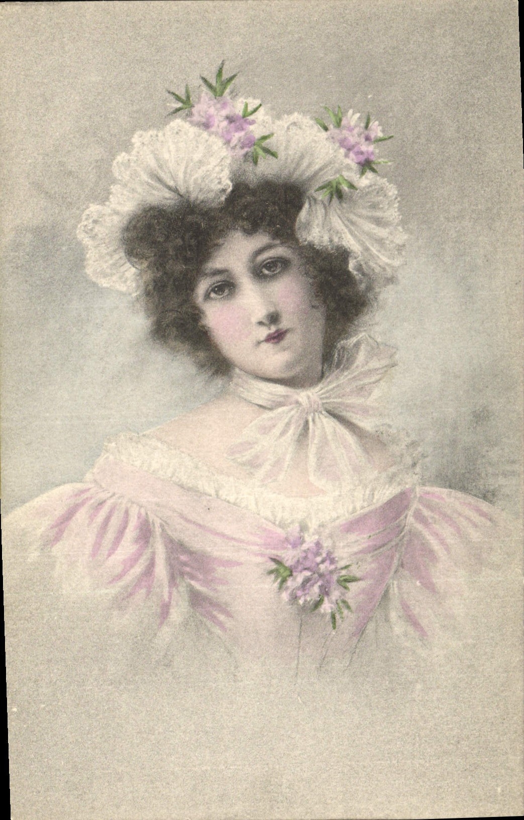 Jeune femme en robe rose et chapeau fleuri — éditeur non identifié, n° de série non visible