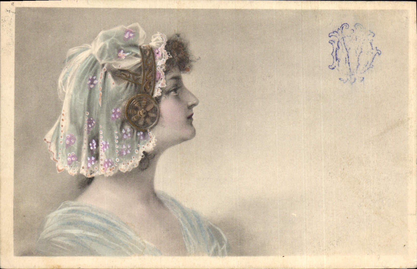 Jeune femme en voile décoré — éditeur inconnu, n° de série non visible