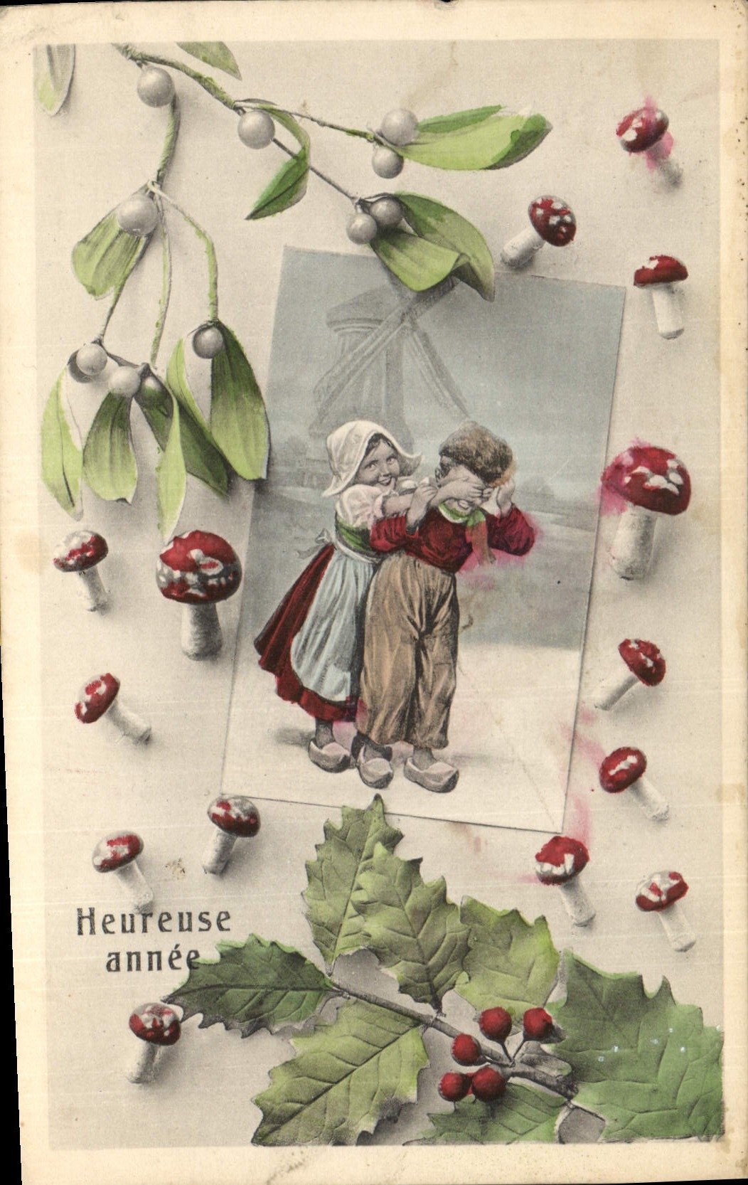 Enfants jouant — décor de mousse et champignons — éditeur inconnu