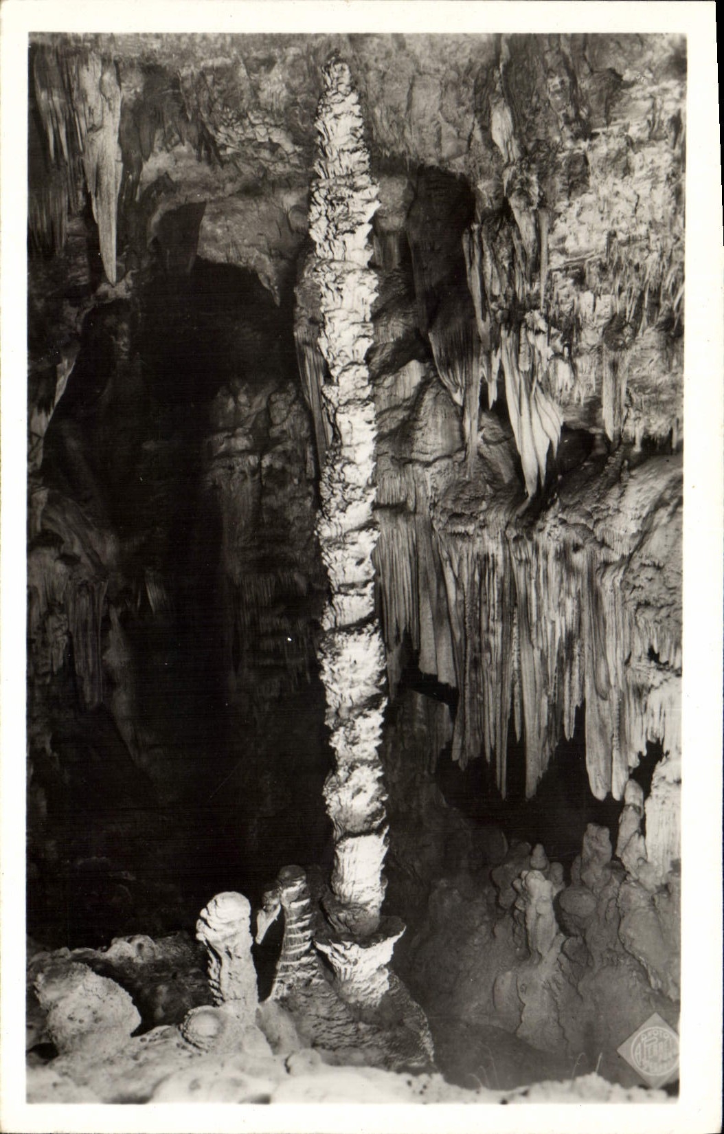 Aven d'Orgnac — Une grande Stalagmite — Photo Albert Perret (Gard)