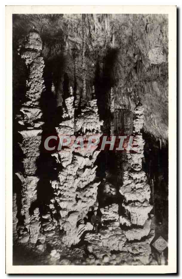 Aven d'Orgnac — Trois grandes stalagmites, h. 17 m. — Photo Albert Perrot, Saint-Esprit (Gard)