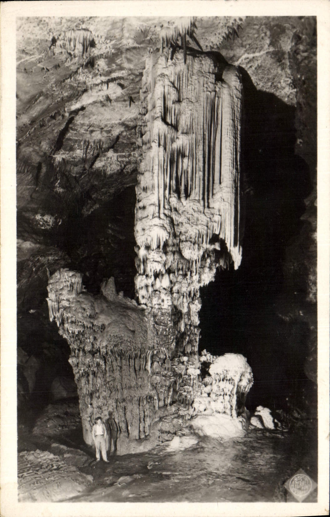 Aven d'Orgnac — Le grand pilier rouge et blanc de la première salle rouge — Photo Albert Parret (Gard)