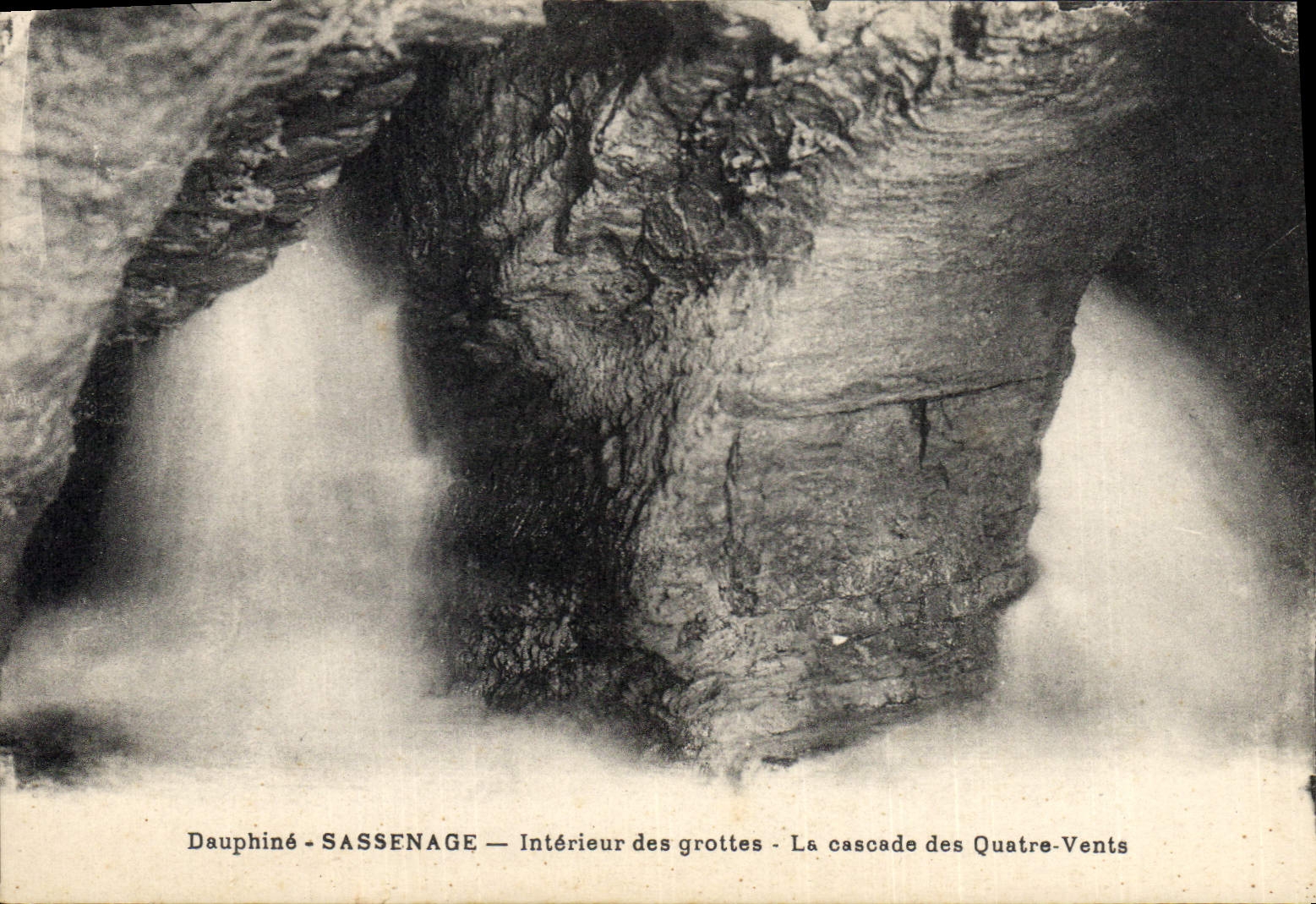 Dauphiné - Sassenage — Intérieur des grottes - La cascade des Quatre-Vents