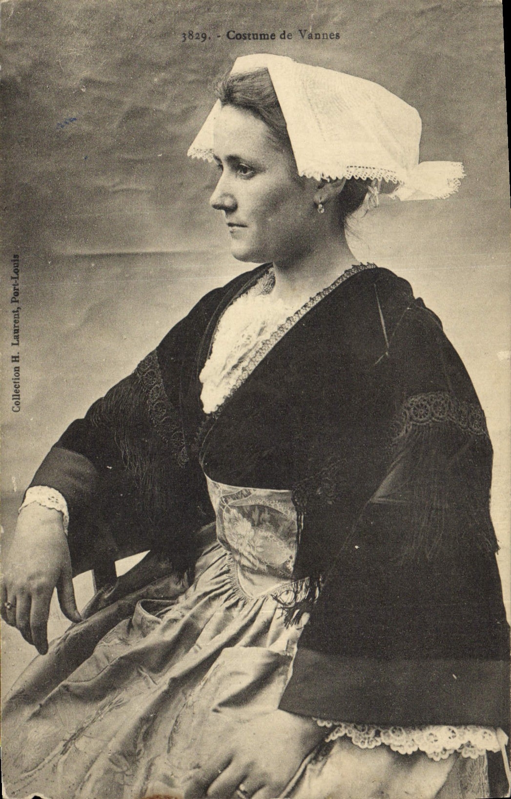CPA Folklore Costume de Vannes 