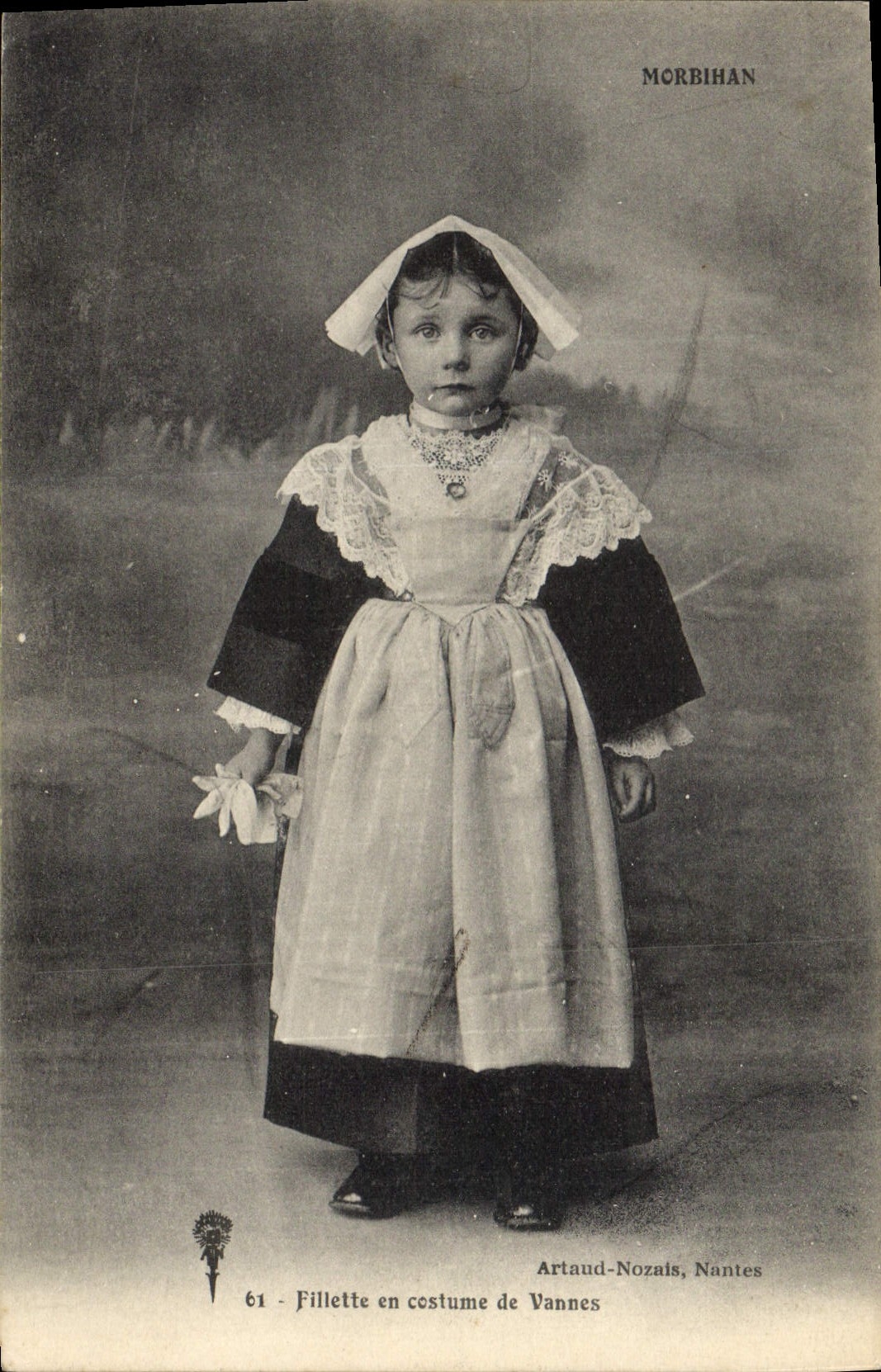 CPA Folklore Fillette et Costume de Vannes 