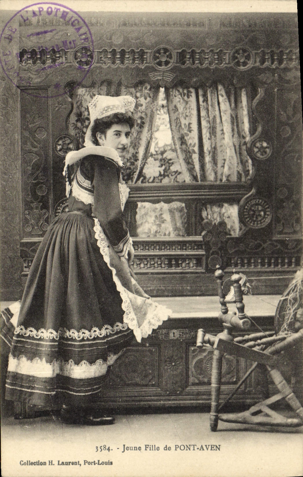 CPA Folklore Jeune fille de Pont Aven 