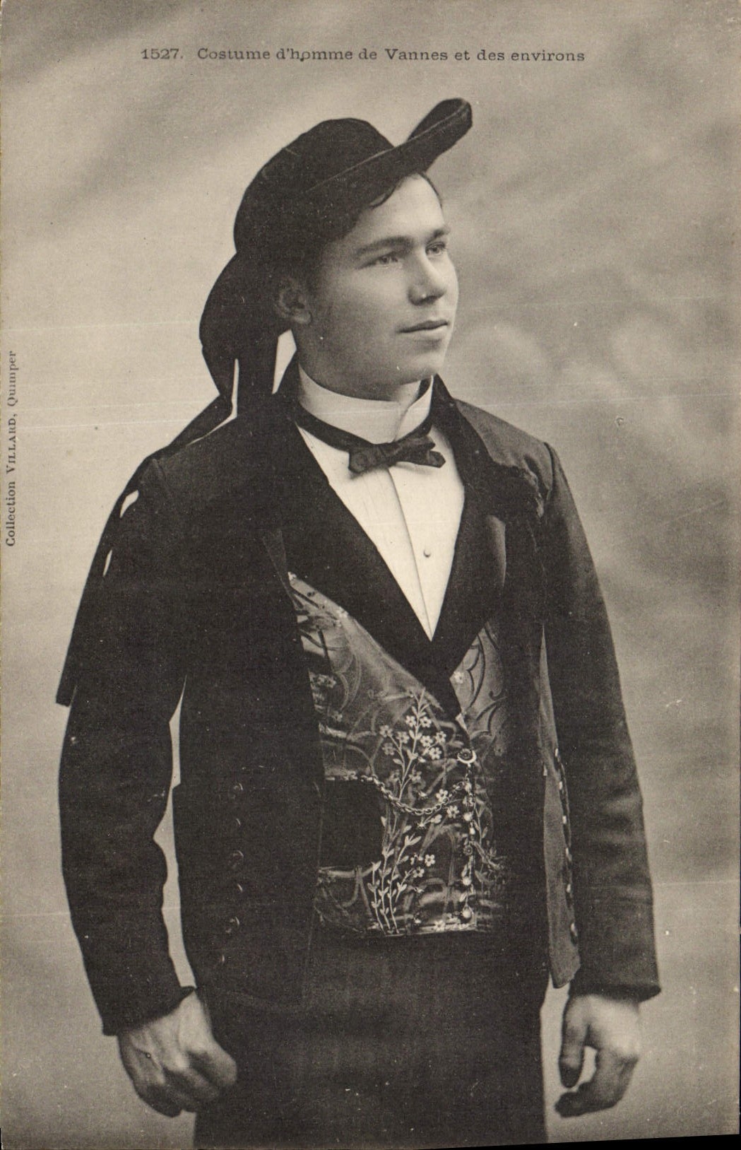 CPA Folklore Costume d'homme de Vannes et des environs 
