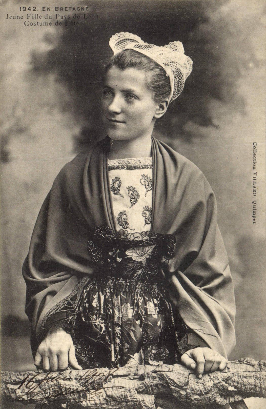 CPA Folklore Jeune fille du pays de Leon Costume de fete 