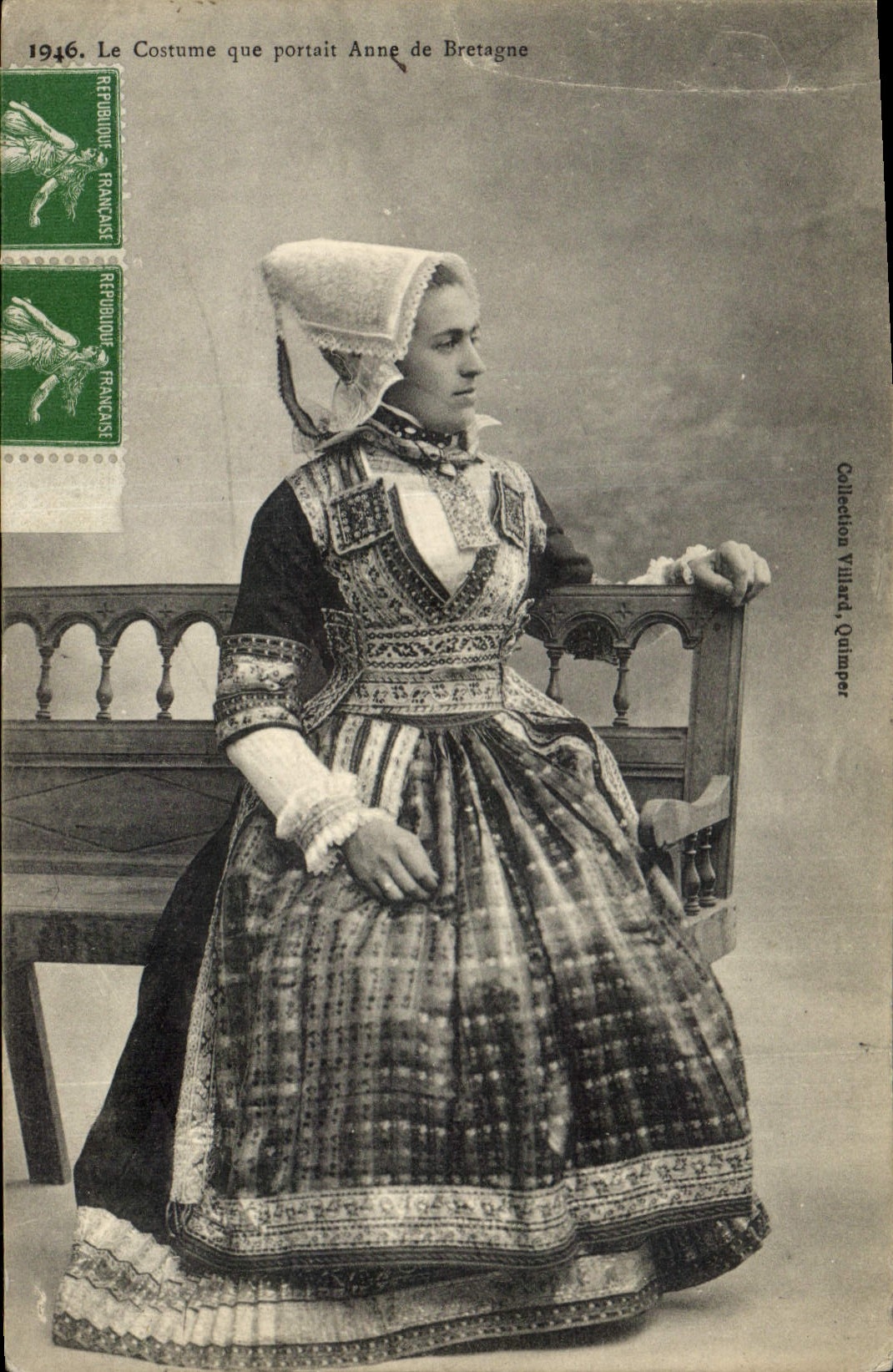CPA Folklore Le costume que portait Anne de Bretagne 