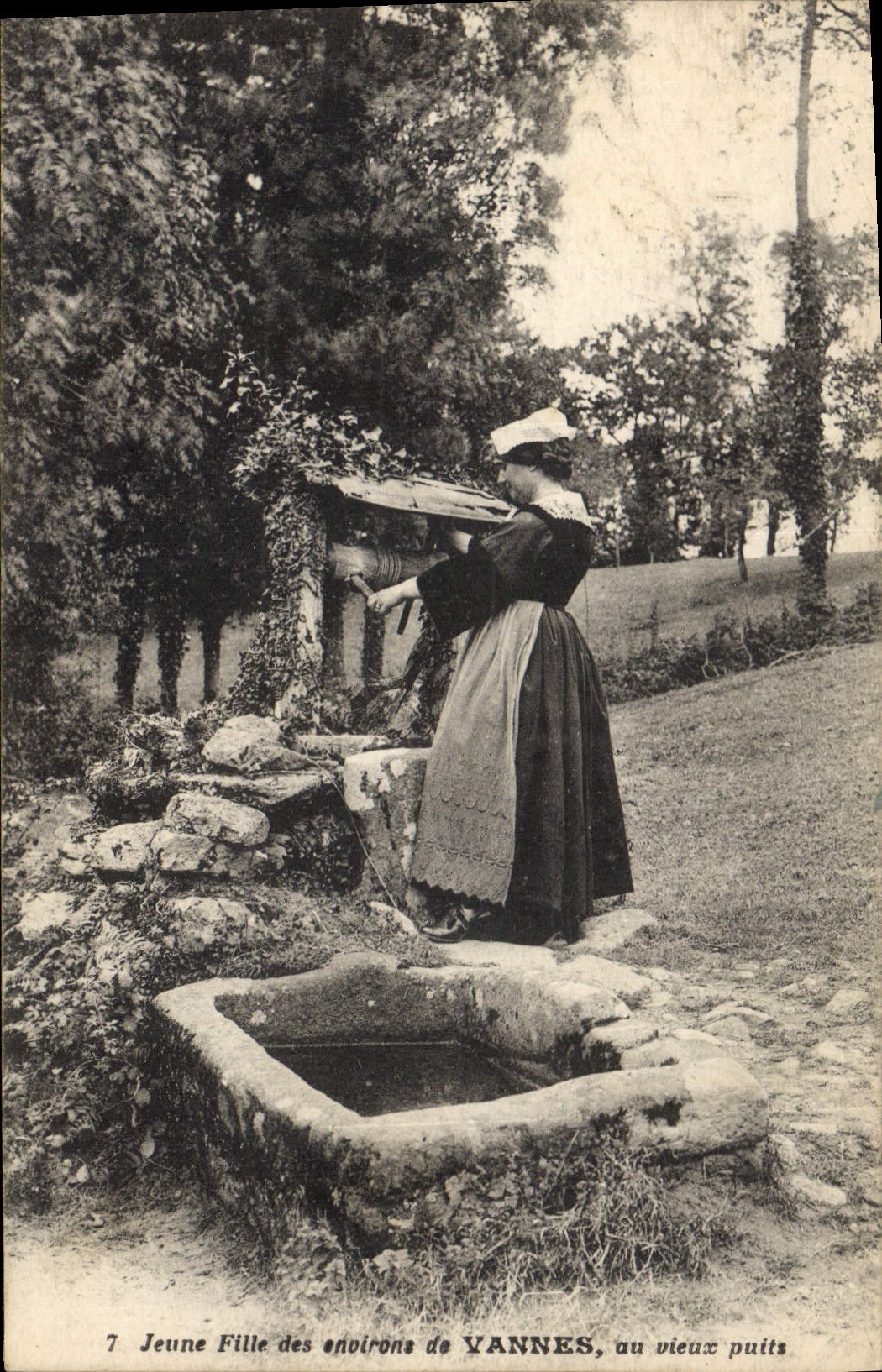 CPA Folklore Jeune fille des environs de Vannes au vieux puits 