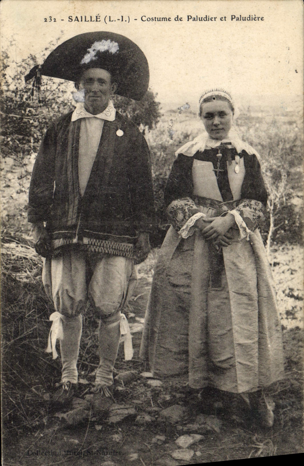 CPA Folklore Saille Costume de Paludier et Paludiere 