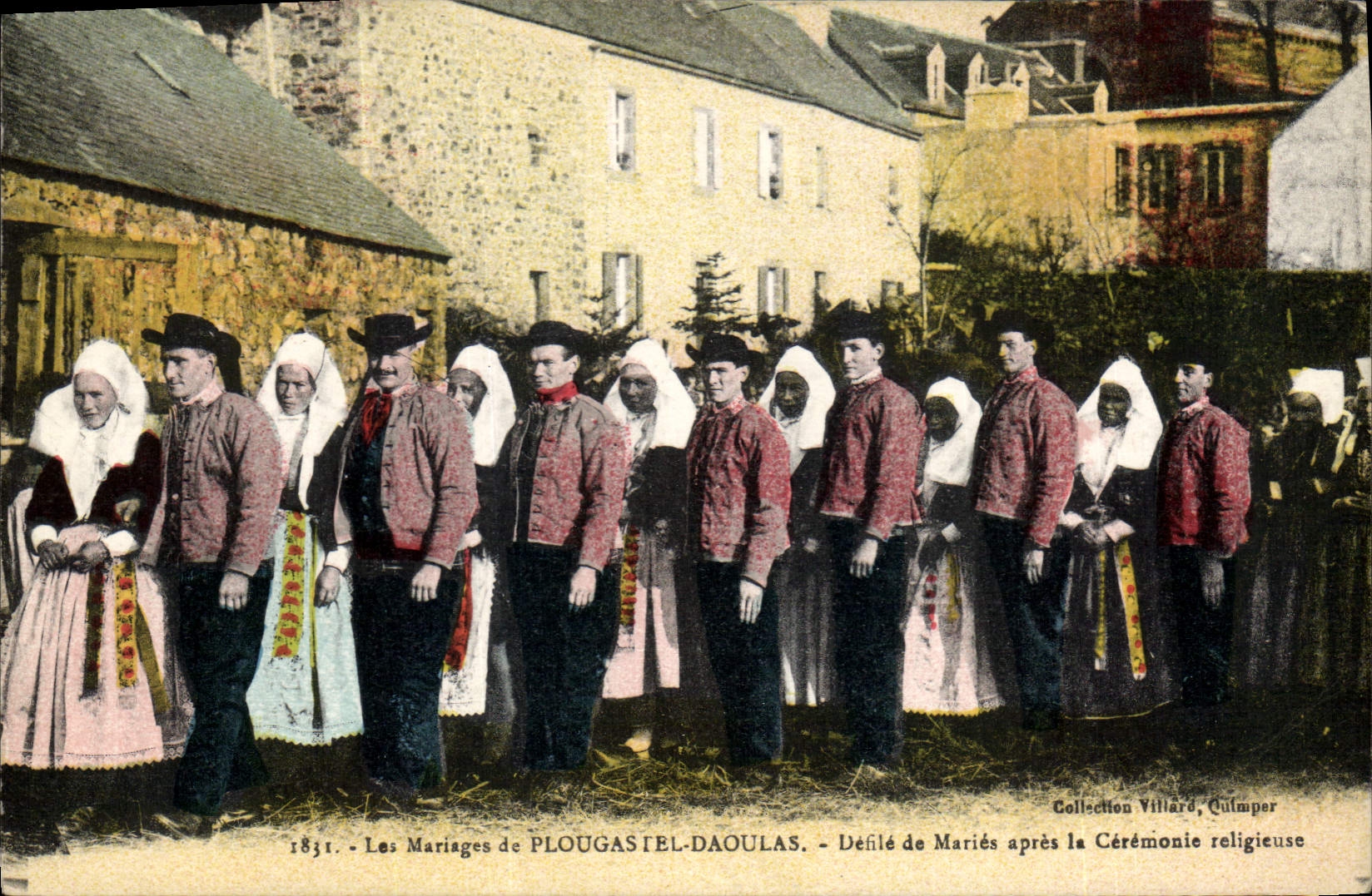 CPA Folklore Les mariages de Plougastel Daoulas Defile de maries apres la ceremonie religieuse 