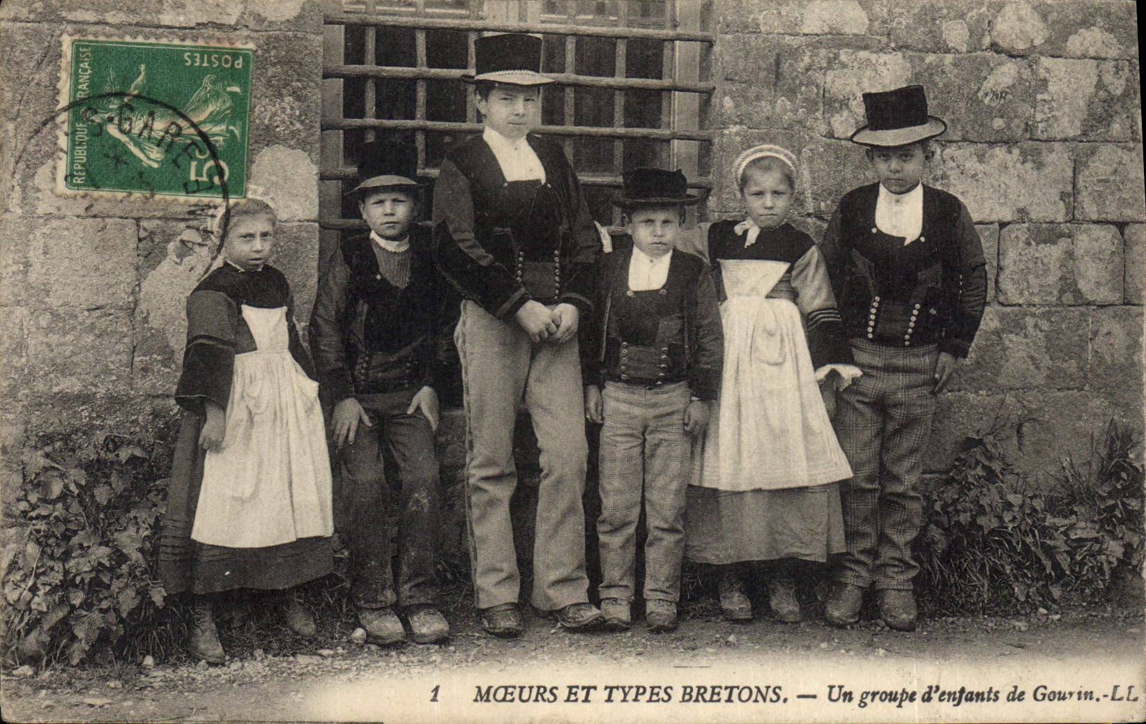 CPA Folklore Un groupe d'enfants de Gourin