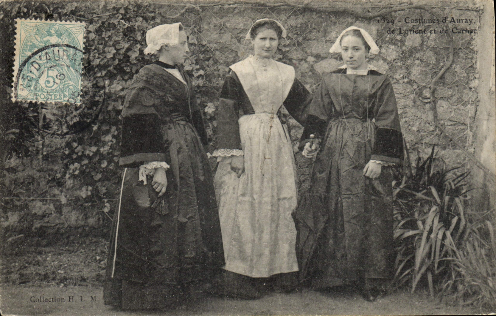 CPA Folklore Costumes d'Auray de Lorient et de Carnac 