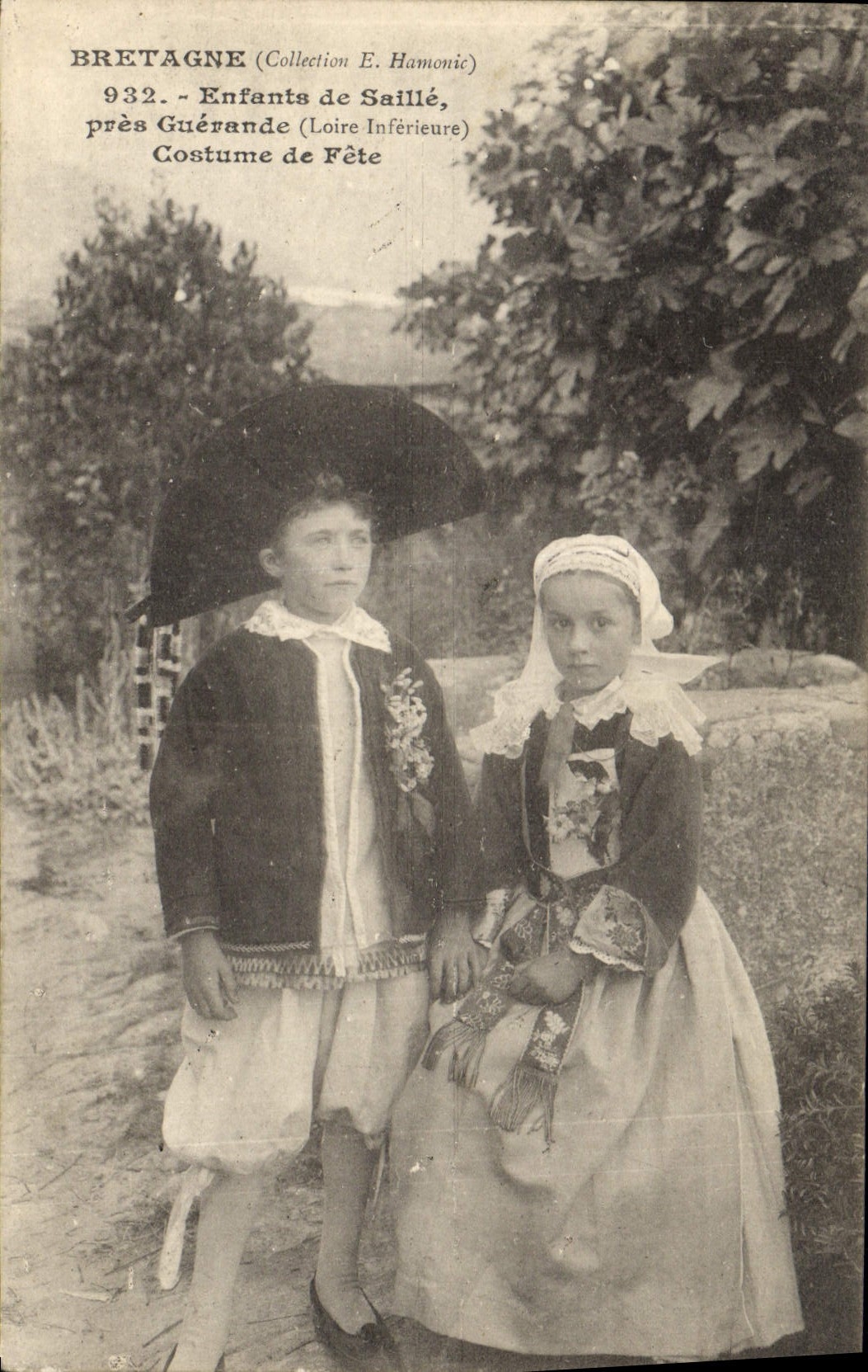 CPA Folklore Enfants de Saille pres Guerande Costume de fete 