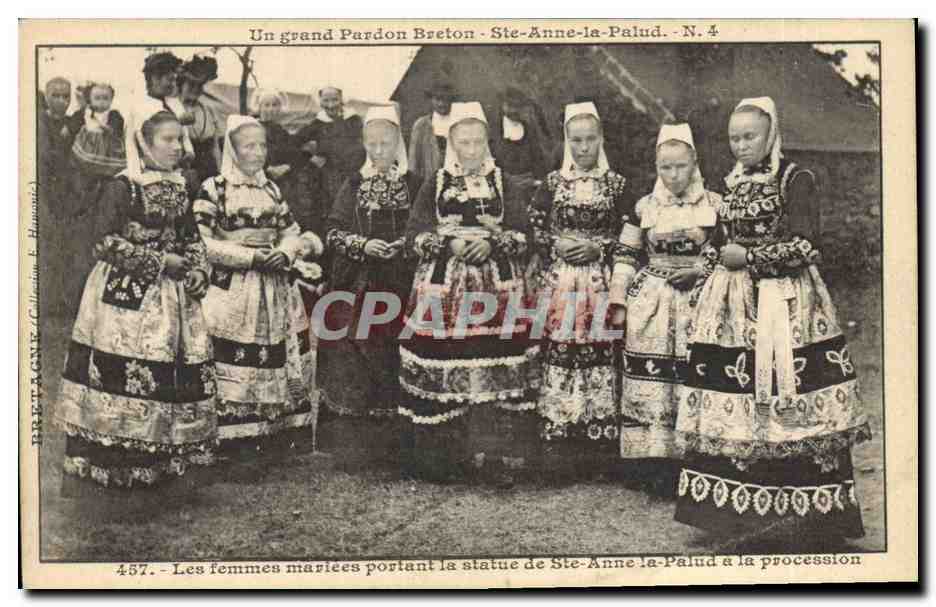 CPA Folklore Un grand pardon breton Ste Anne la Palud Les femmes mariees portant la statue de Ste Anne la Palud a la procession 