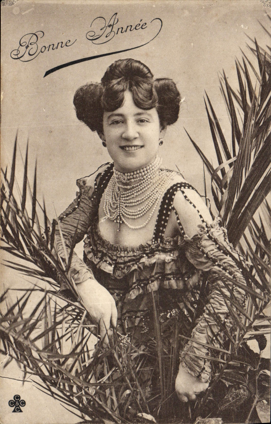 Femme en robe ornée de perles — Bonne Année — Éditeur inconnu, n° de série non visible