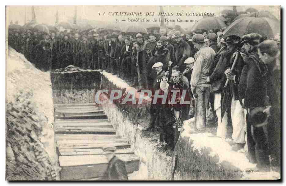 CPA Mine Mines La catastrophe des Mines de Courrieres Benediction de la fosse commune TOP 