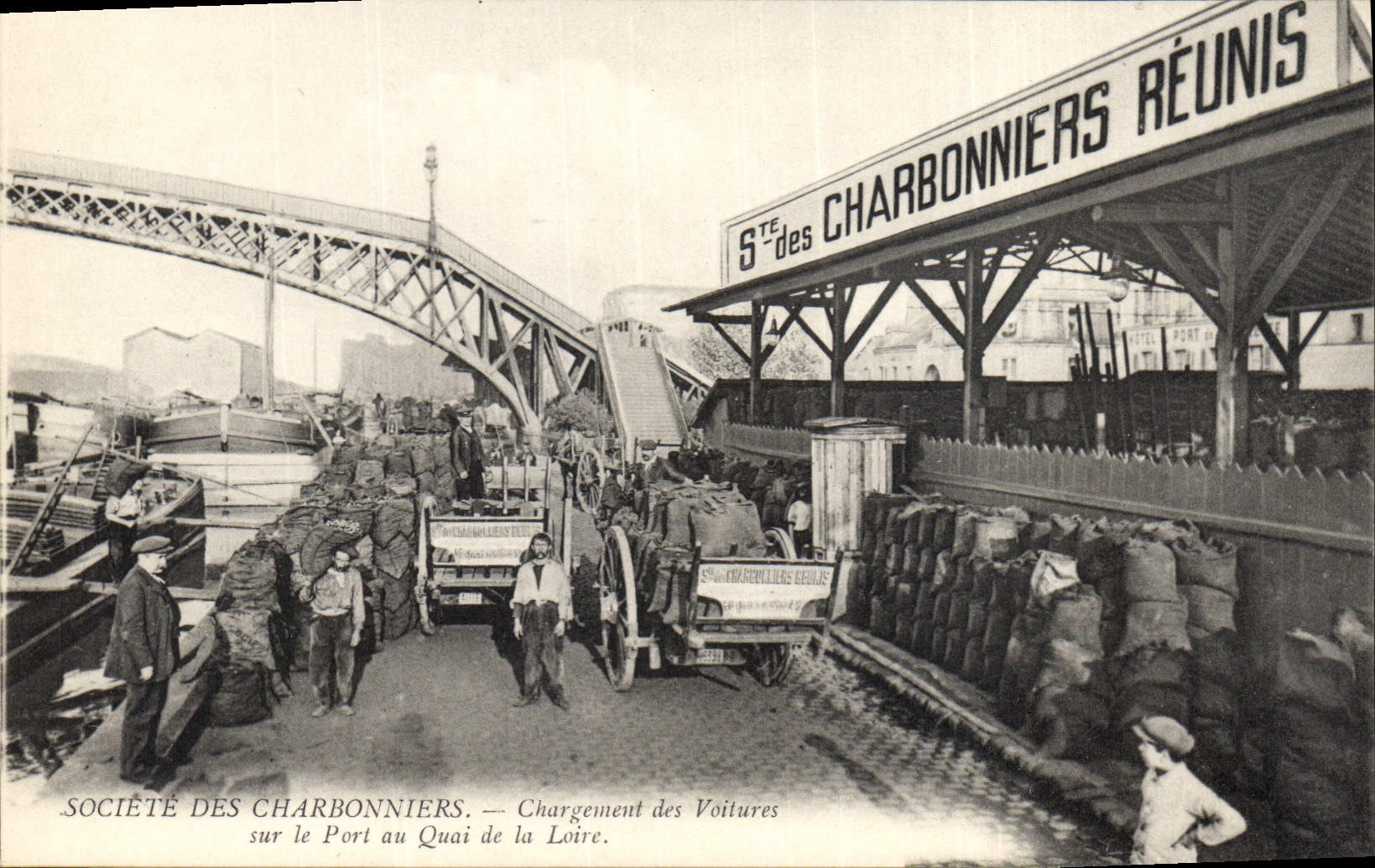 Ladung von Autos am Hafen am Quai de la Loire — Société des Charbonniers Réunis