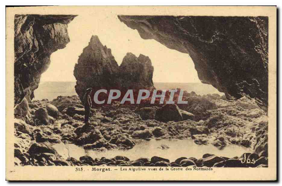 Morgat — Les Aiguilles vues de la Grotte des Normands — Jos