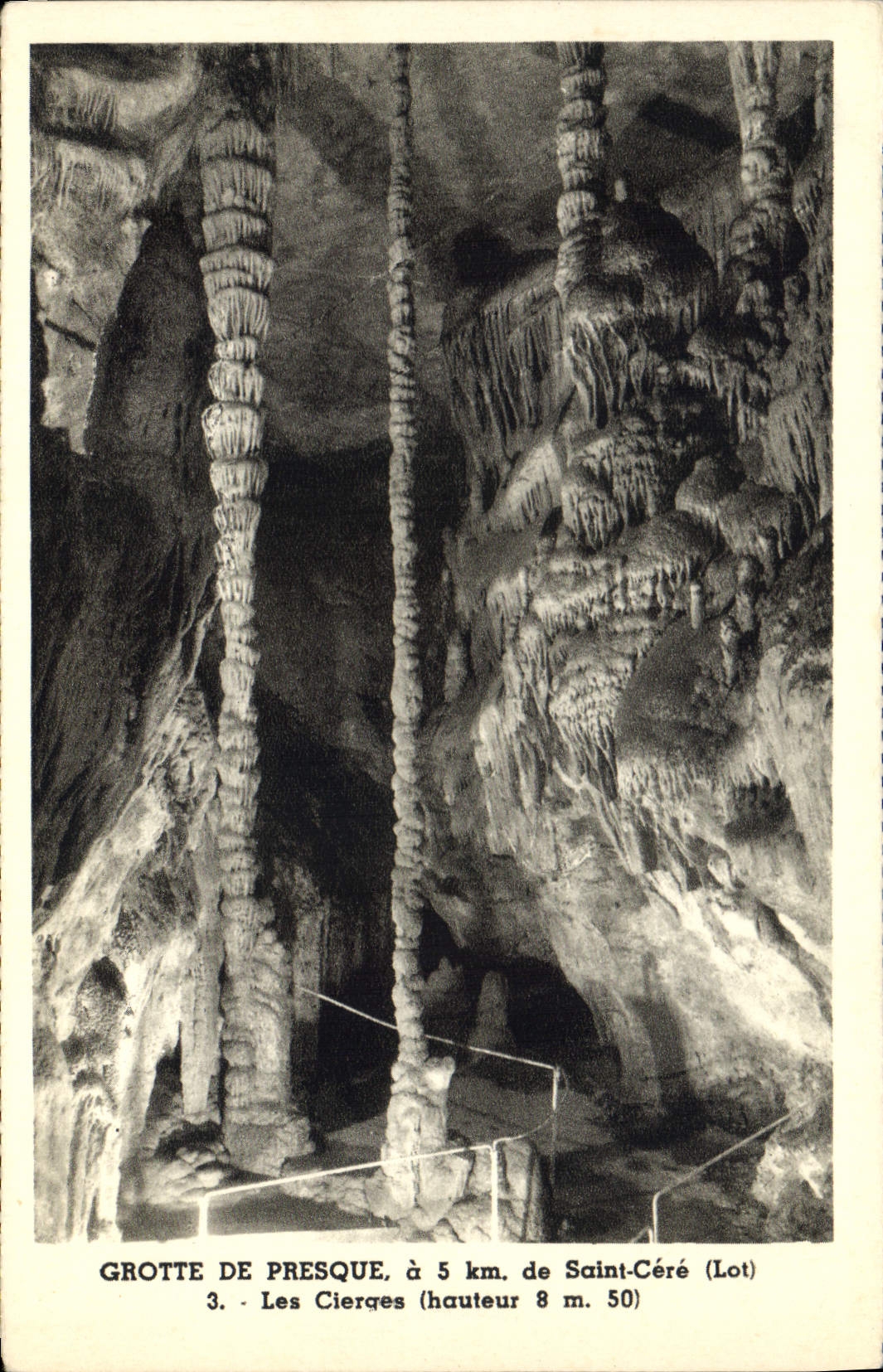 Grotte de Presque — Les Cierges (hauteur 8 m. 50) — Éditions J. Vertuel, Saint-Céré (Lot)