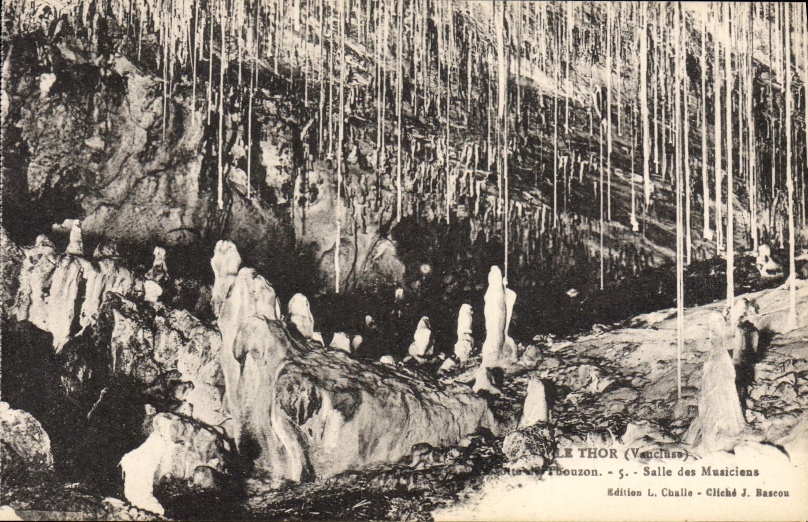 Grotte du Thor (Vaucluse) — Salle des Musiciens — Édition L. Challe, cliché J. Bascou