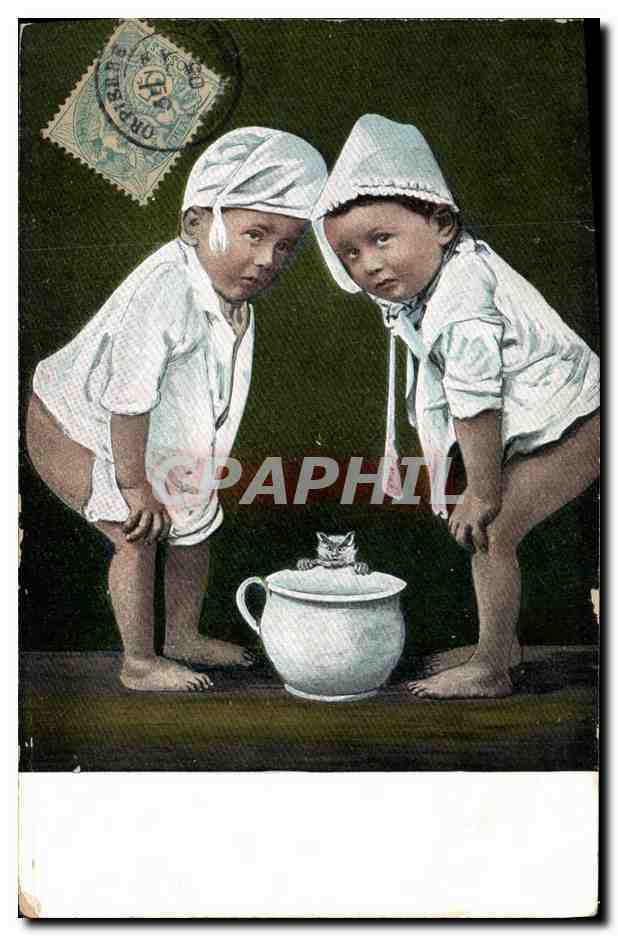 Deux enfants en bonnets blancs — jouant avec un pot à thé — éditeur : Serie 201