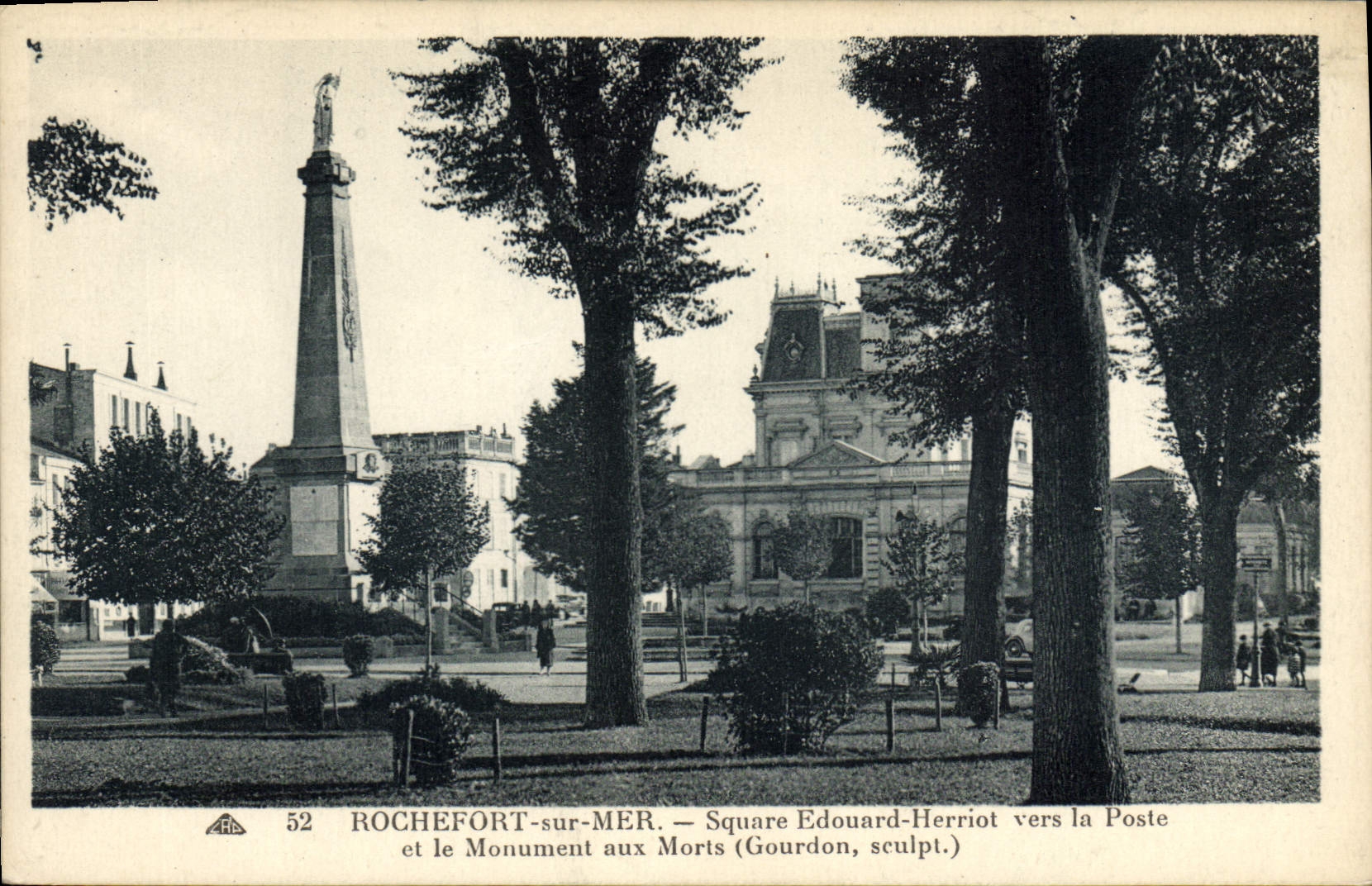 ROCHEFORT-sur-MER — Square Edouard-Herriot vers la Poste et le Monument aux Morts (Gourdon, sculpt.)