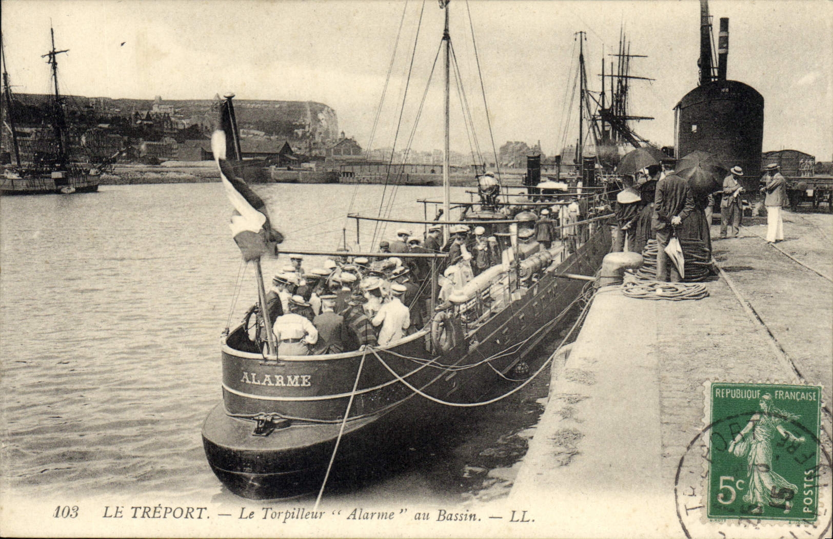 CPA Bateau de Guerre Le Treport Le torpilleur Alarme au bassin