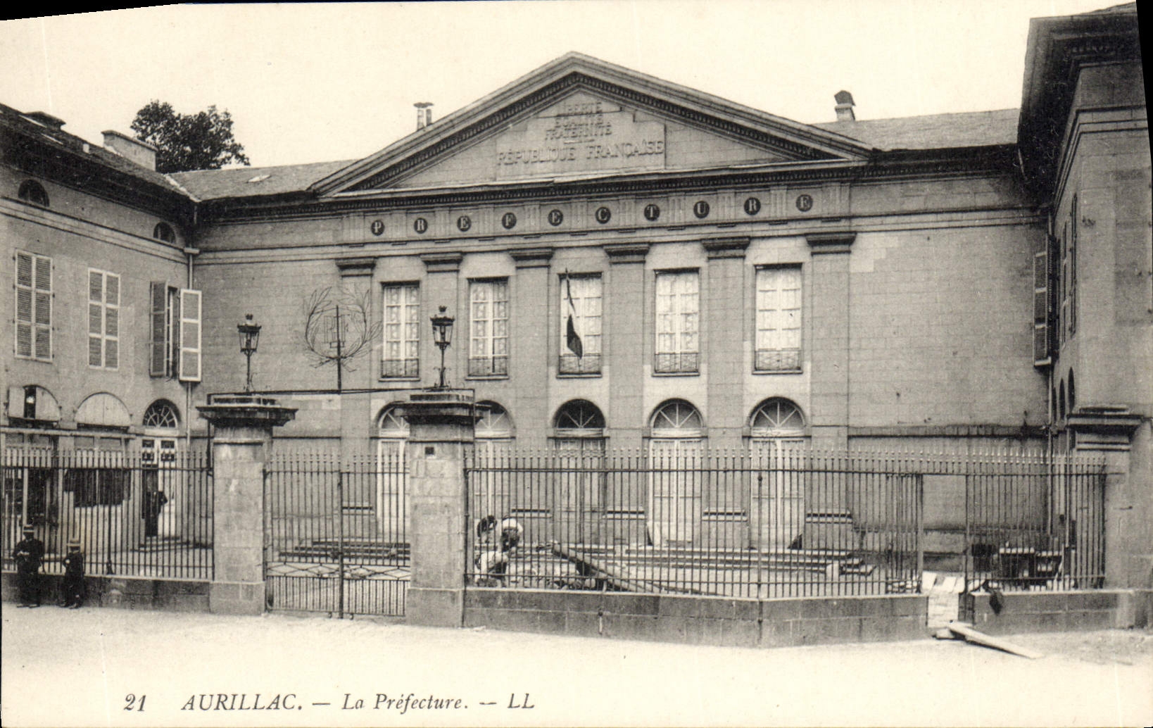 Aurillac — La Préfecture — LL