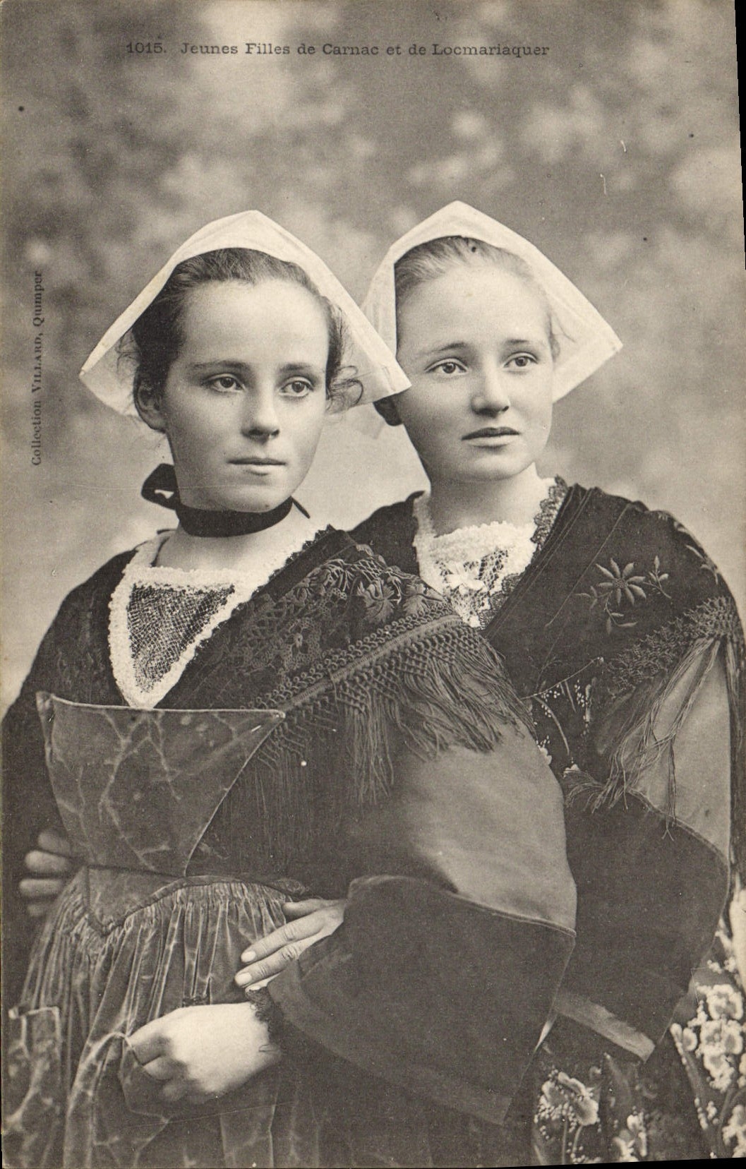CPA Folklore Jeune fille de Carnac et de Locmariaquer