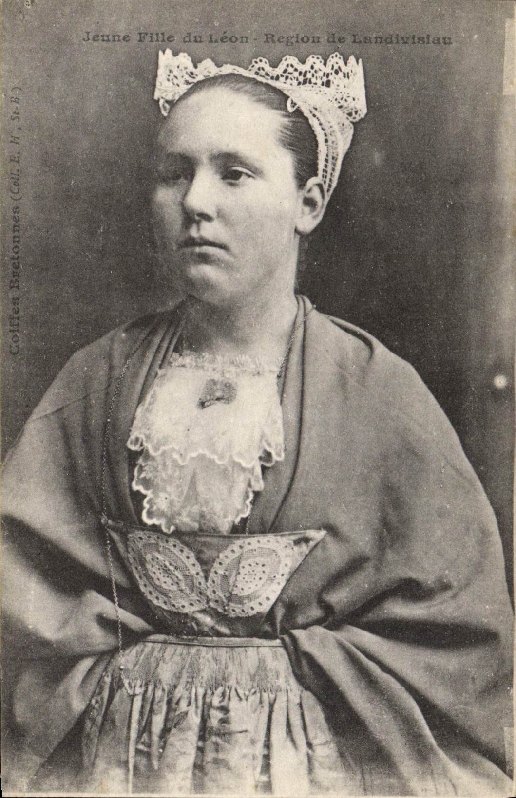 CPA Folklore Jeune fille du Leon Region de Landivisiau
