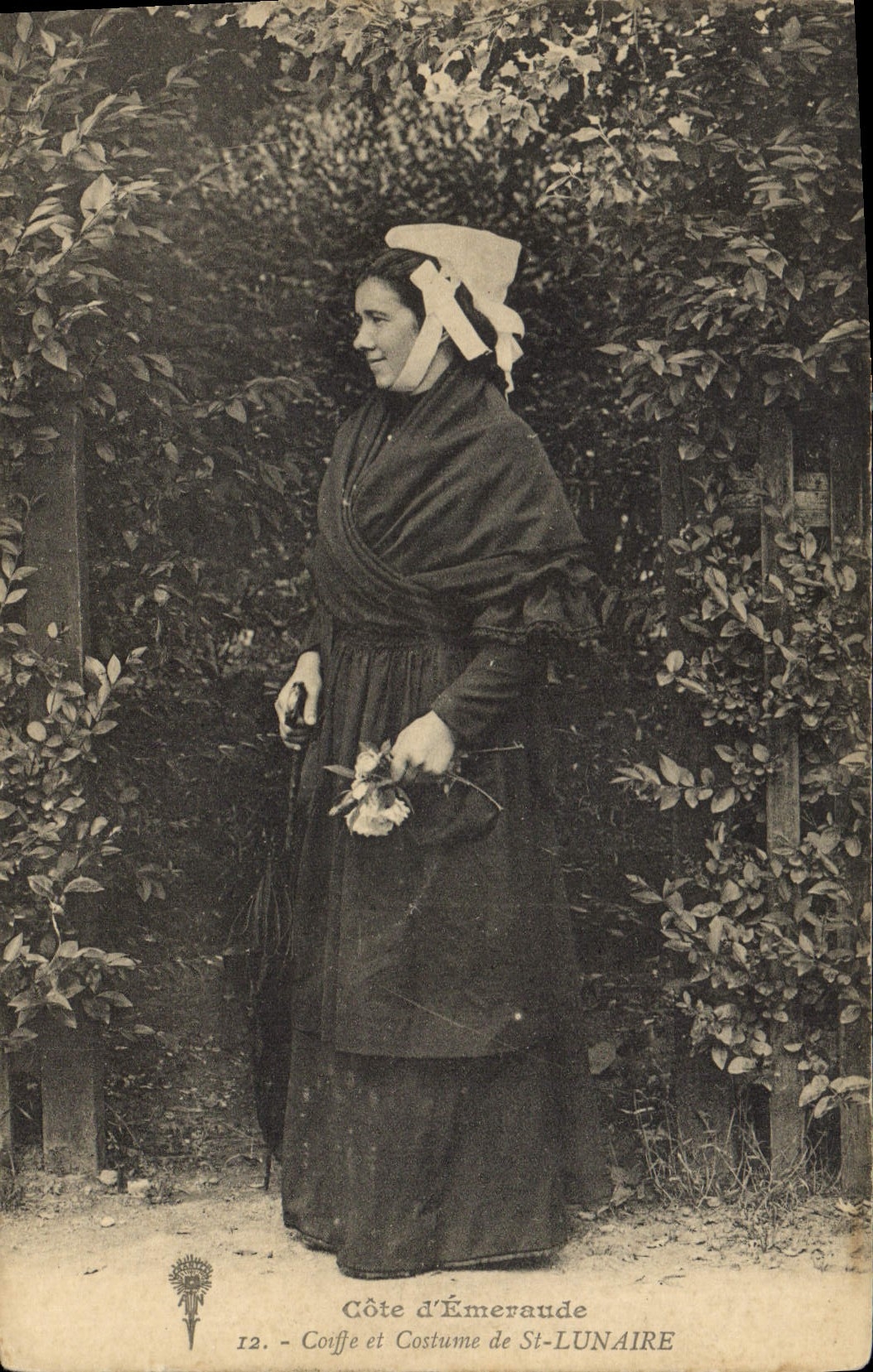 CPA Folklore Coiffe et costume de St Lunaire
