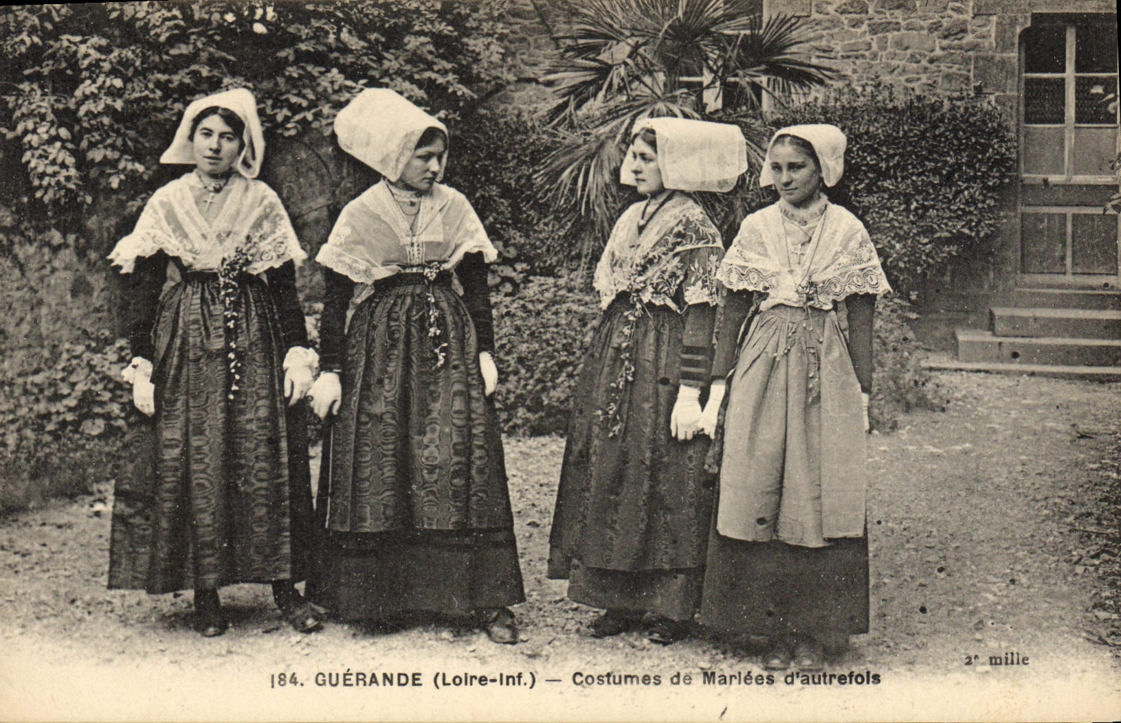 CPA Folklore Guerande Costumes de Mariees d'autrefois